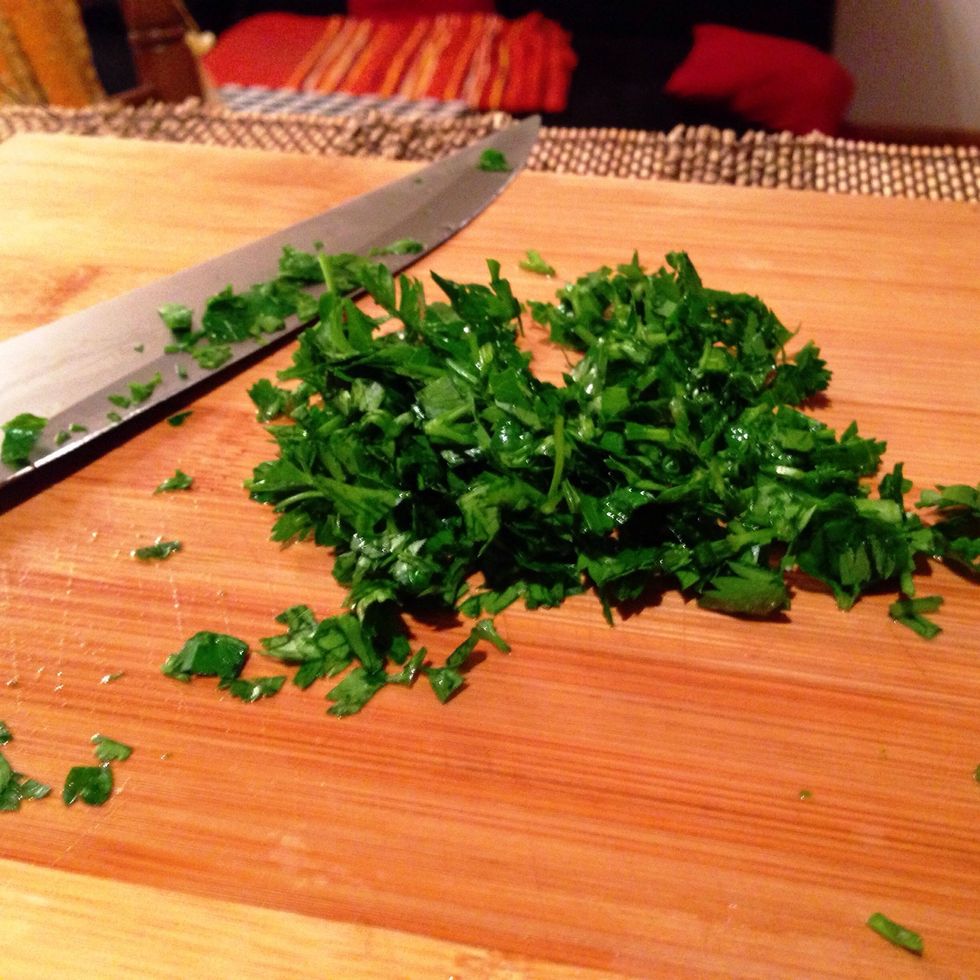 Prepare the parsley.