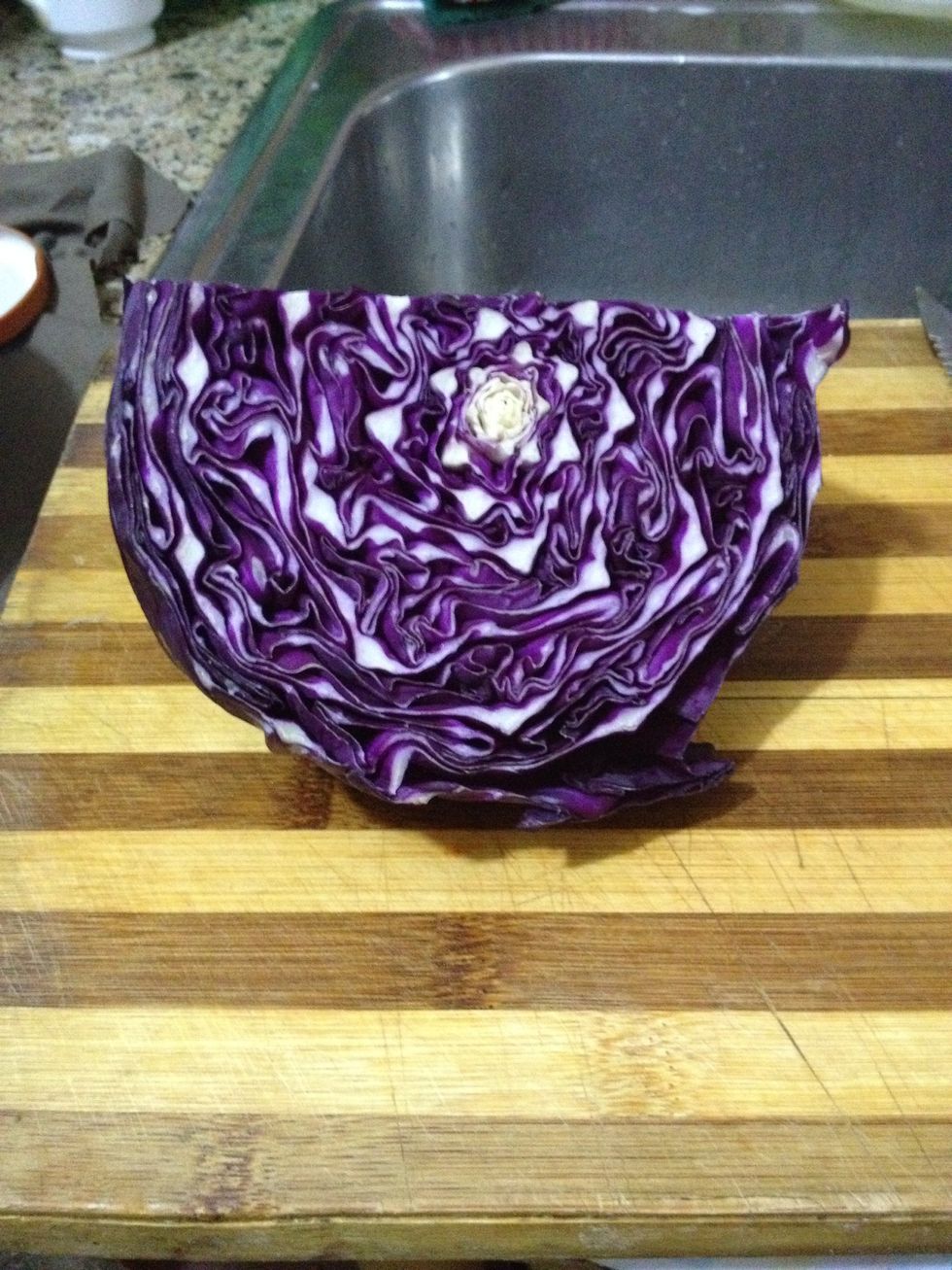 Prepare the red cabbage for decoration