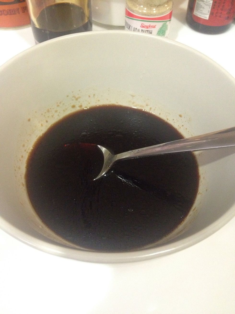 Prepare the sauce. Dark soy sauce, soy sauce, salt and add some water to mix well.