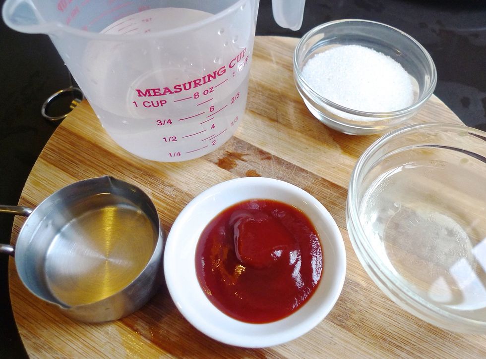 Prepare the sauce ingredients needed to cook the sweet and sour sauce.