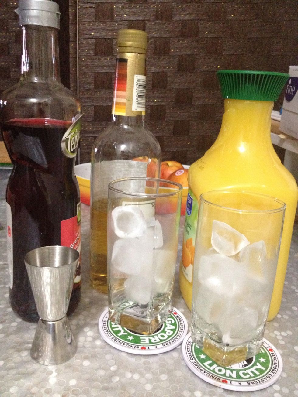 prepare the supplies.The quantity on the supplies list is good for one glass of tequila sunrise.