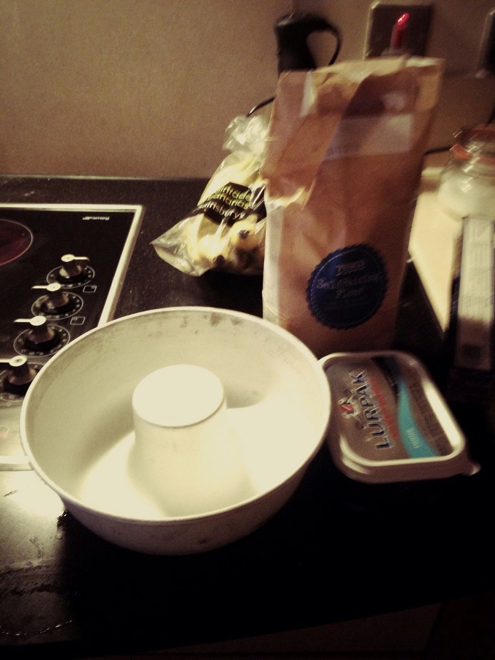 Prepare the tin with 2 tablespoons of butter and flour