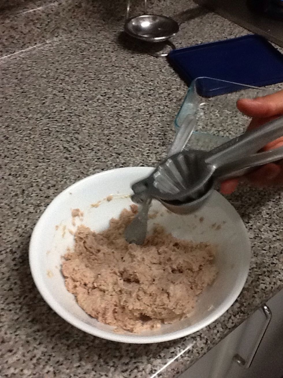 Prepare the tuna filling by mixing it with mayonnaise until it reaches a paste-like consistency. Squeeze half a lime in for some extra flavour.