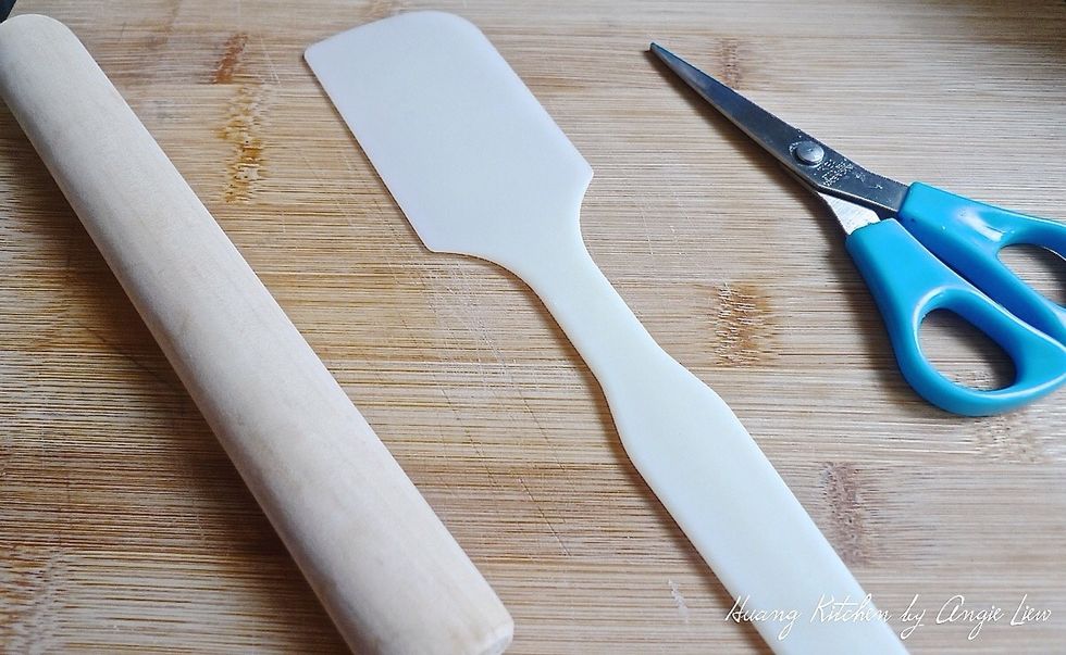 Prepare the utensils needed: a pair of scissors, rolling pin and a plastic knife.