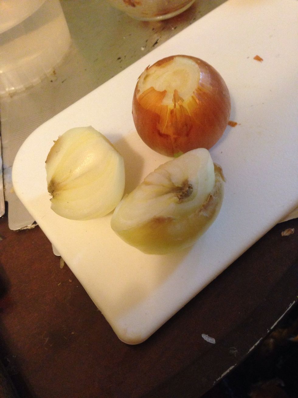 Prepare the vegetables while waiting for the pork to boil. Slice the onion in the middle.