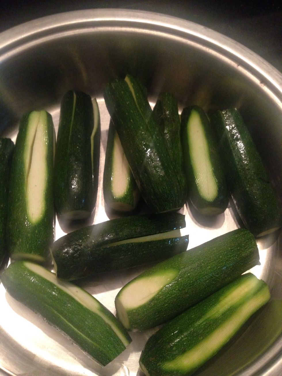 Prepare the zucchinis as shown, you may not peel off the skin, it depends on the size of the zucchini, the smaller the best here :)