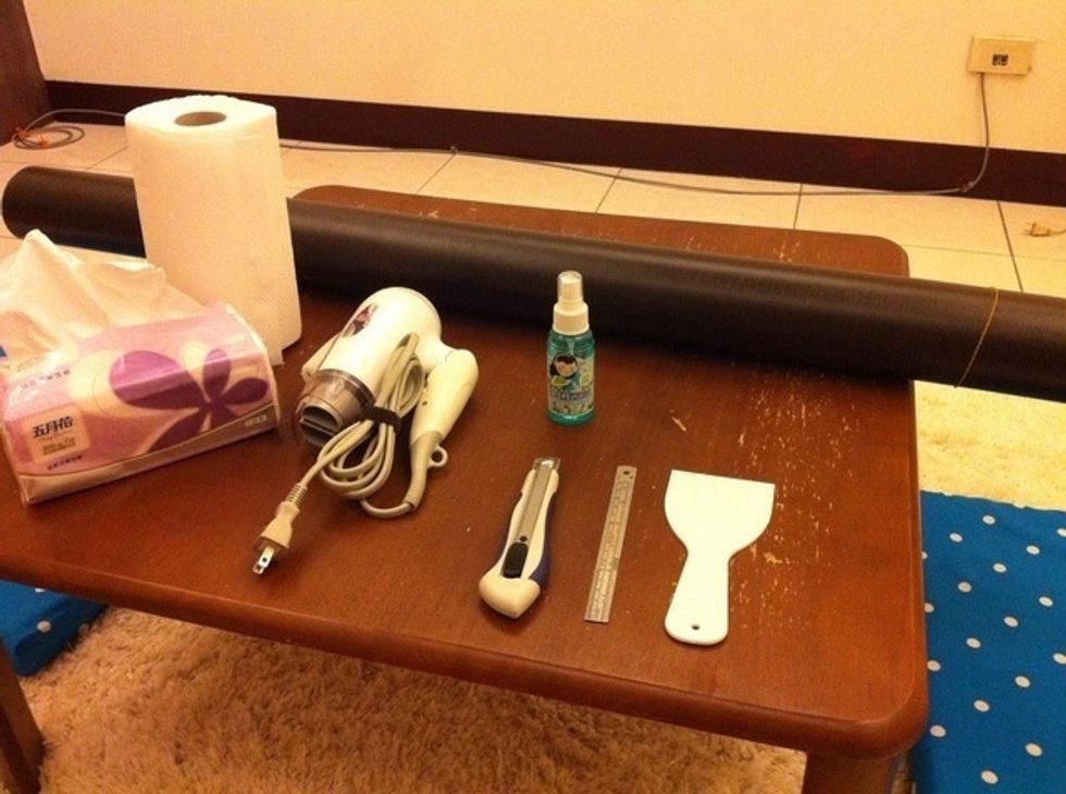 Prepare these tools. \u628a\u50a2\u4fec\u8acb\u51fa\u4f86\u96c6\u5408\u5427\u301c\u9152\u7cbe\u5674\u9727\u7528\u4f86\u6e05\u6f54\u684c\u9762\uff0c\u5851\u81a0\u522e\u5200\u662f\u907f\u514d\u8d77\u6ce1\uff0c\u5982\u679c\u6c92\u6709\u4e5f\u53ef\u4ee5\u7528\u5851\u81a0\u5c3a\u6216\u8005\u4e0d\u6389\u7d6e\u7684\u8edf\u5e03\u66ff\u4ee3\u3002\u885b\u751f\u7d19\u8ddf\u5eda\u623f\u7d19\u5dfe\u53ea\u9700\u8981\u4e00\u7a2e\uff0c\u91cd\u9ede\u662f\u4e0d\u8981\u5bb9\u6613\u6389\u5c51\u7684\uff0c\u7576\u7136\uff0c\u5eda\u623f\u7d19\u5dfe\u6700\u4f73\u3002 \u5439\u98a8\u6a5f\u662f\u53ea\u8981\u662f\u6703\u51fa\u71b1\u98a8\u7684\u5439\u98a8\u6a5f\u5c31\u597d\uff0c\u6c92\u6709\u8ca0\u96e2\u5b50\u4e26\u4e0d\u7919\u4e8b\u7684\u56e7