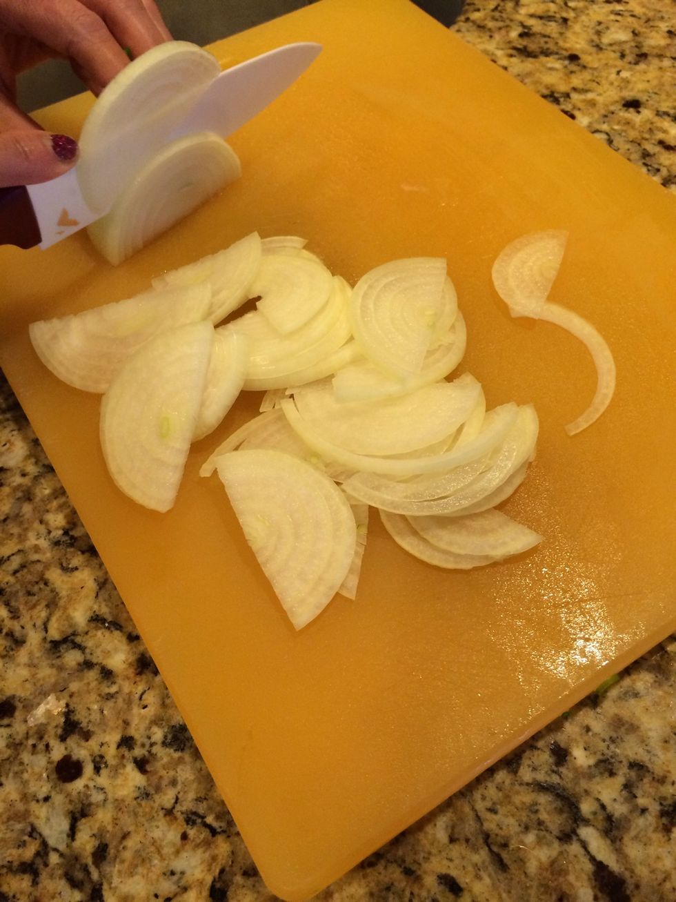 Prepare thinly sliced onions and set aside.