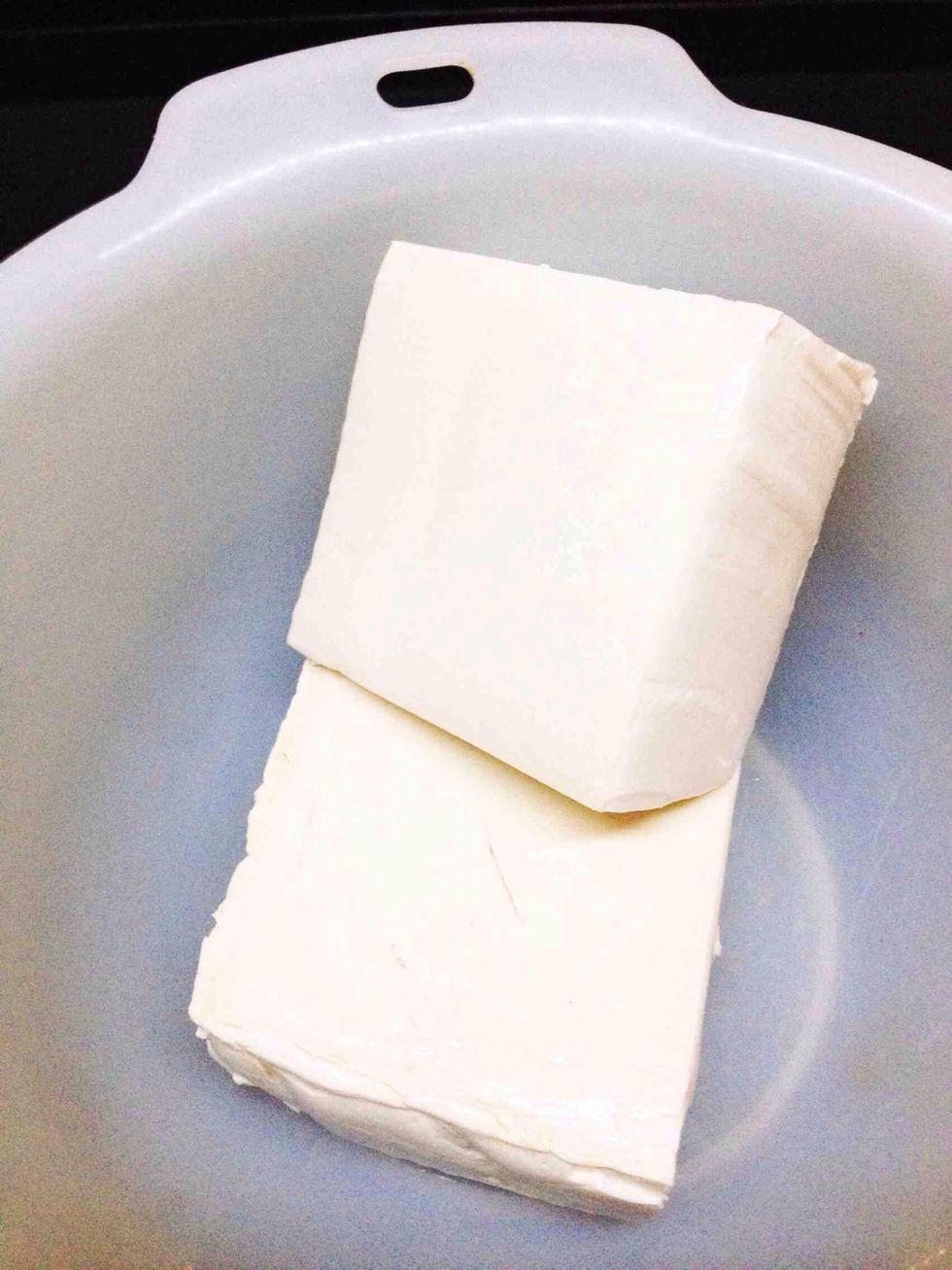 Prepare tofu and get rid of the excess water with paper towel. Put aside