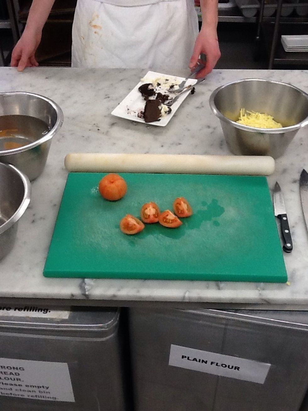 Prepare tomatoes, cut into quarters.