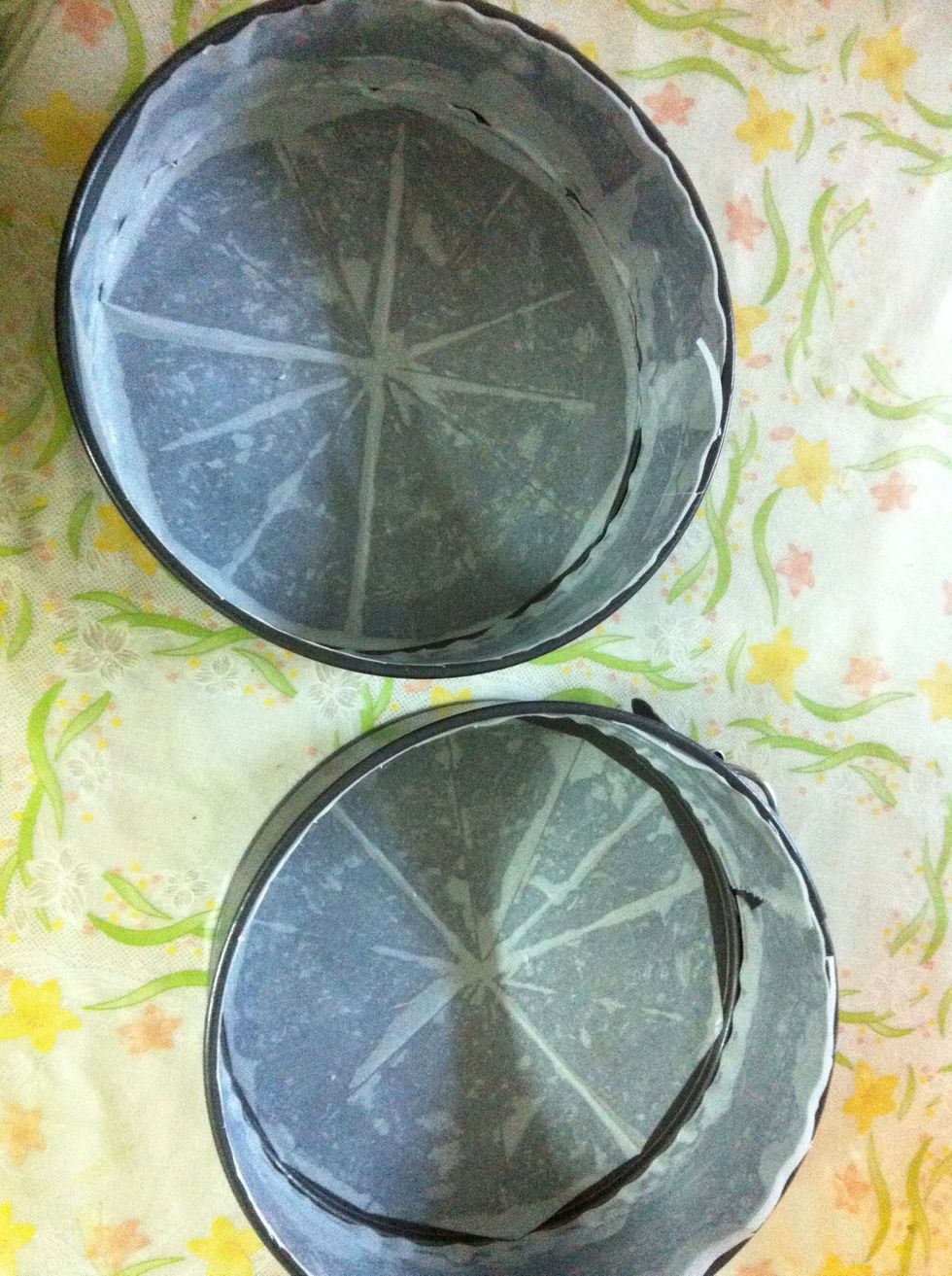 Prepare two 8 inch round pans by greasing and flouring them or by lining them with parchement paper. When done, preheat the oven to 180 C or 350 F