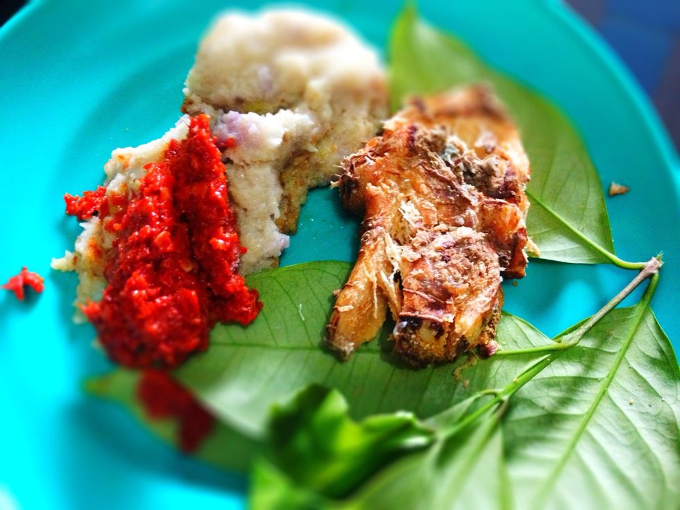 Prepare ur spices. Grind: 7 big red chilis, 6 shallots, 3 garlic with 1 tsp of salt. Dont grind: 4 bay leaves. Crushed: 5 cm galangal