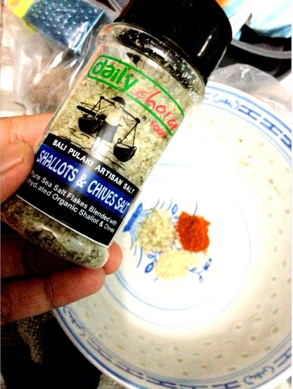 Prepare you bowl. Add in some salt and pepper and cayenne pepper.I use kosher salt mix of shallots and chive to give more kick in my 'internet'