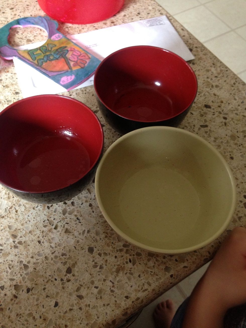 Prepare your coloring station. I added the vinegar here about 1 teaspoon each bowl.
