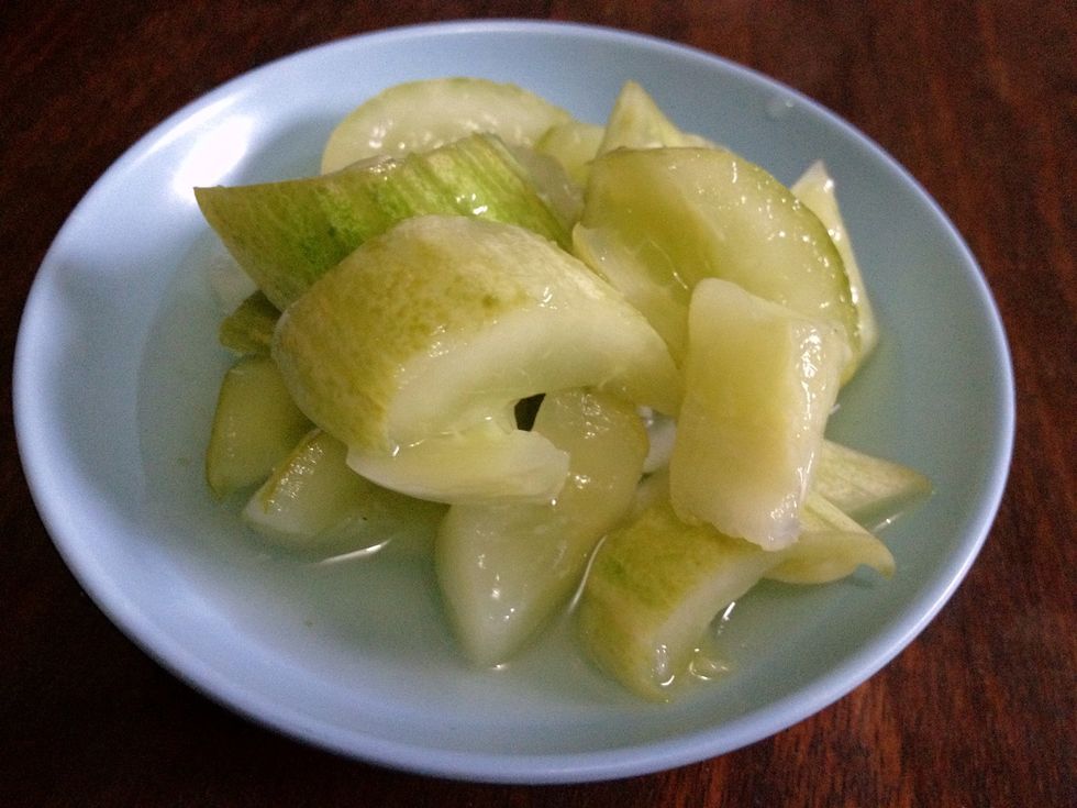 Prepare your cucumber pickled; 1 cucumber (dismiss the seeds), 1 tsp of white vinegar and 1 tsp ot sugar. Pickles are best if ut is made a day before but spontaneous pickles is Ok :)