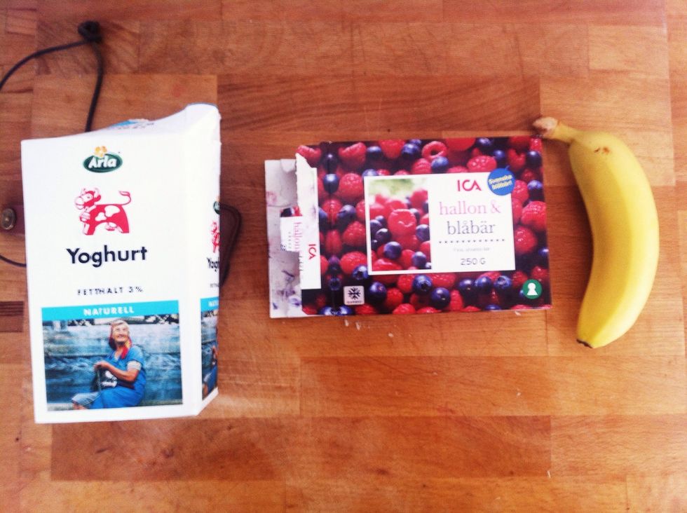 Prepare your Ingredients (sorry it's in swedish): Yoghurt, Frozen Berries & banana