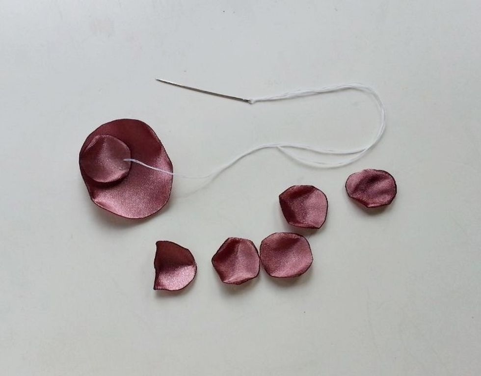 Prepare your needle and thread. Take the smallest base piece and a piece prepared for the middle part (petals).