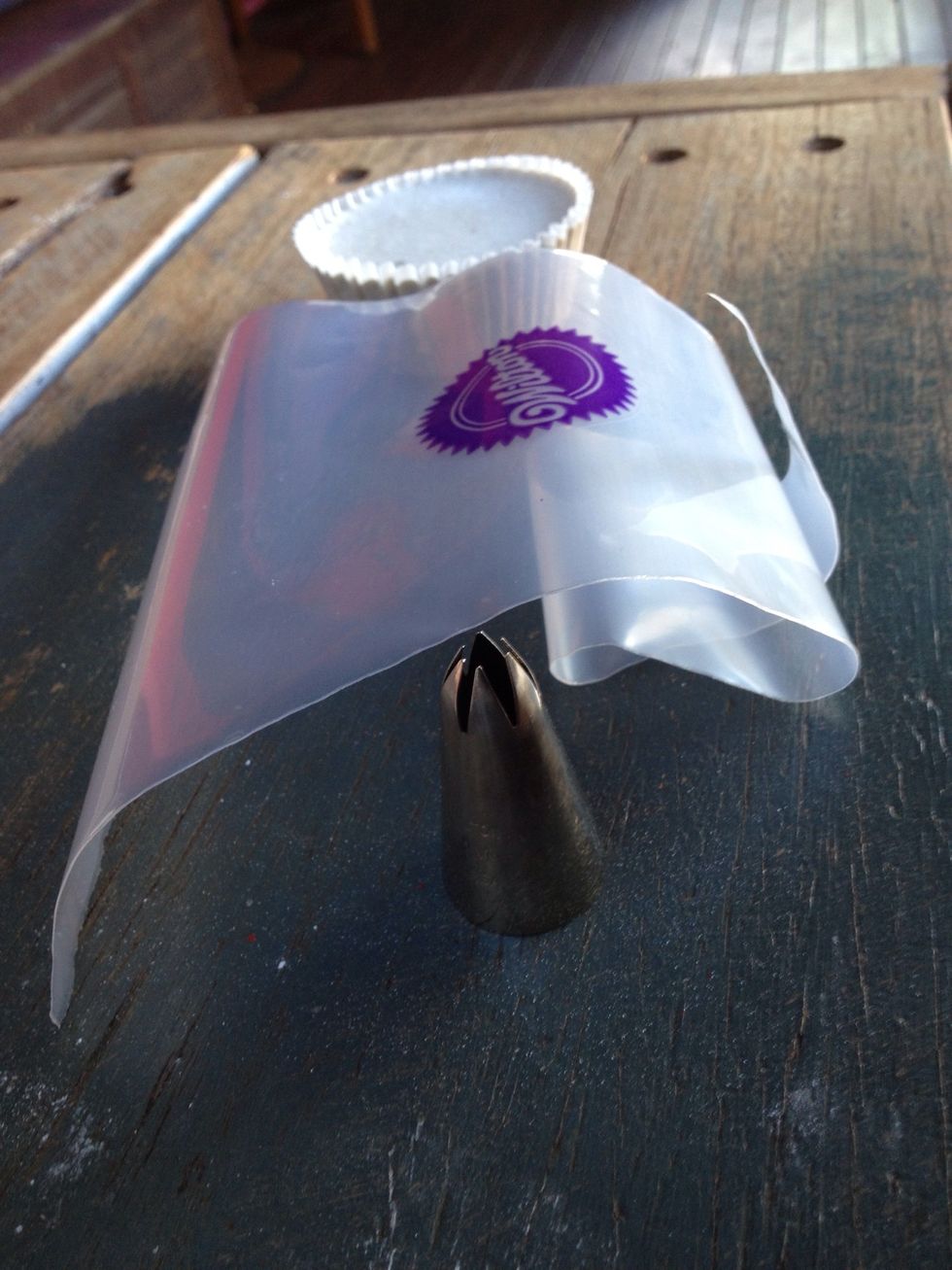 Prepare your piping bag. It's probably best to use a plastic tip but I wanted mine to have that distinctive Wilton 1M swirl, and I needed a new one anyway, so I'm using a metal one.