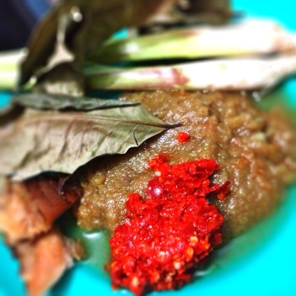 Prepare your spices. Grind together: 11 big red chili (with seeds), 1 smal tomato, 3 garlic cloves, 5 shallots. Do not grind: Crushed 2 lemongrass stalk, 3 cm of galangal (finely sliced), 2 bay leaves