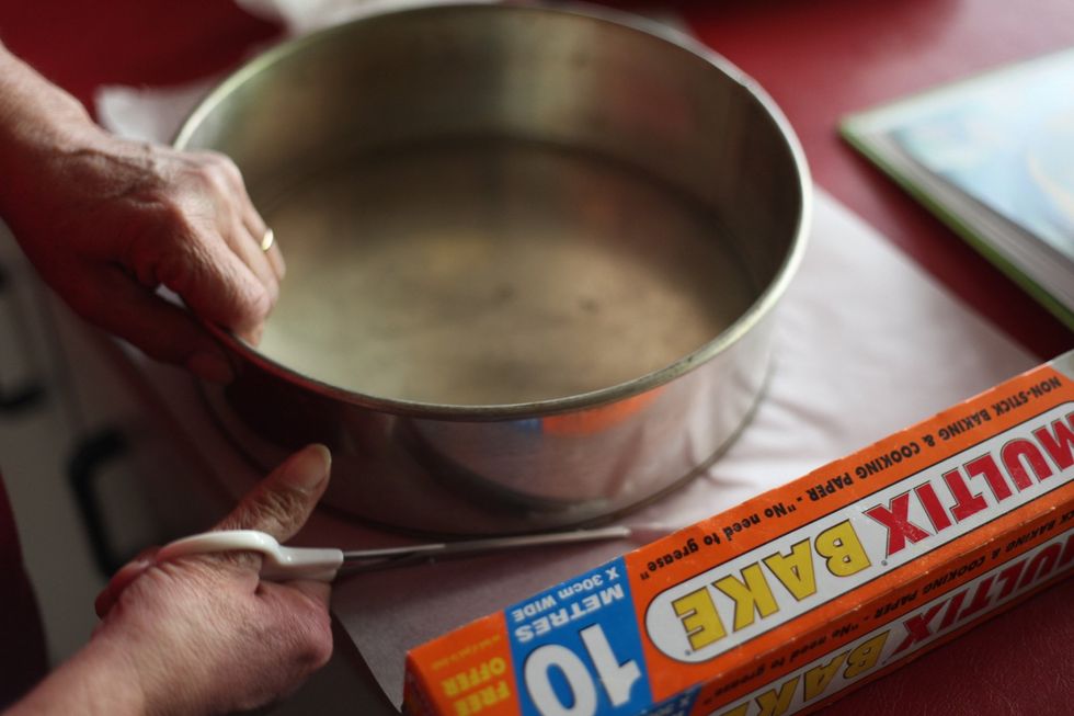 Prepare your tray first. Cut a circular baking paper according to your tin size.