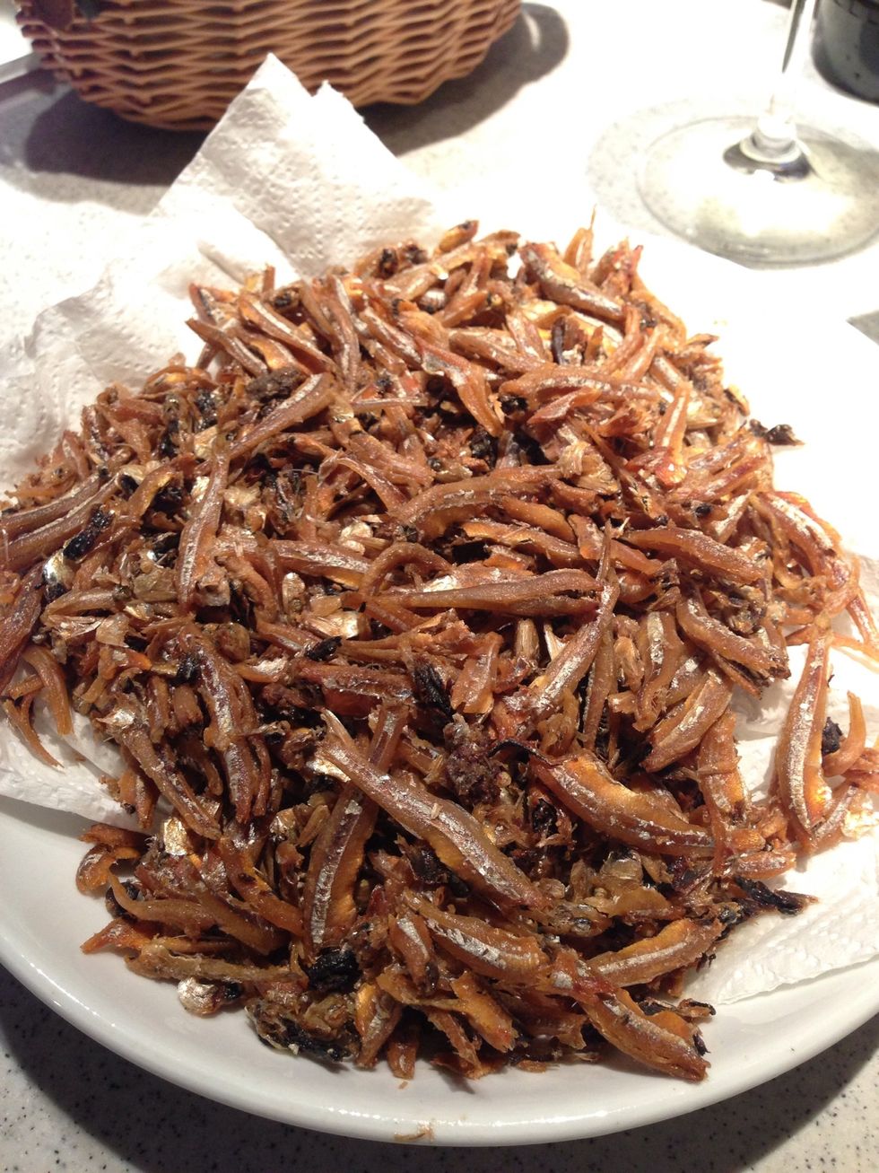 Preparing fried anchovies: Step 1: heat wok with oil (approx 2 cups) Step 2: fry the anchovies for 1min until golden brown. Step 3: place fried anchovies onto a plate with kitchen towel. Put aside