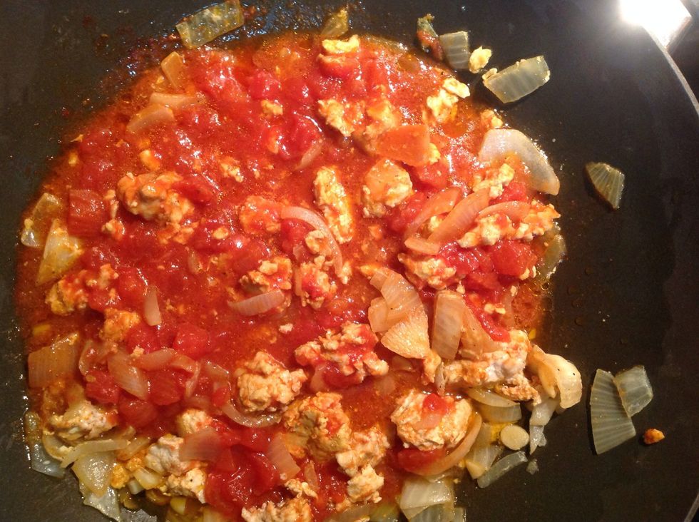 Preparing the sauce:- heat the oil and fry the onions gently until golden. Add the garlic, minced chicken, tomato paste and polpa. Add salt and pepper as required.