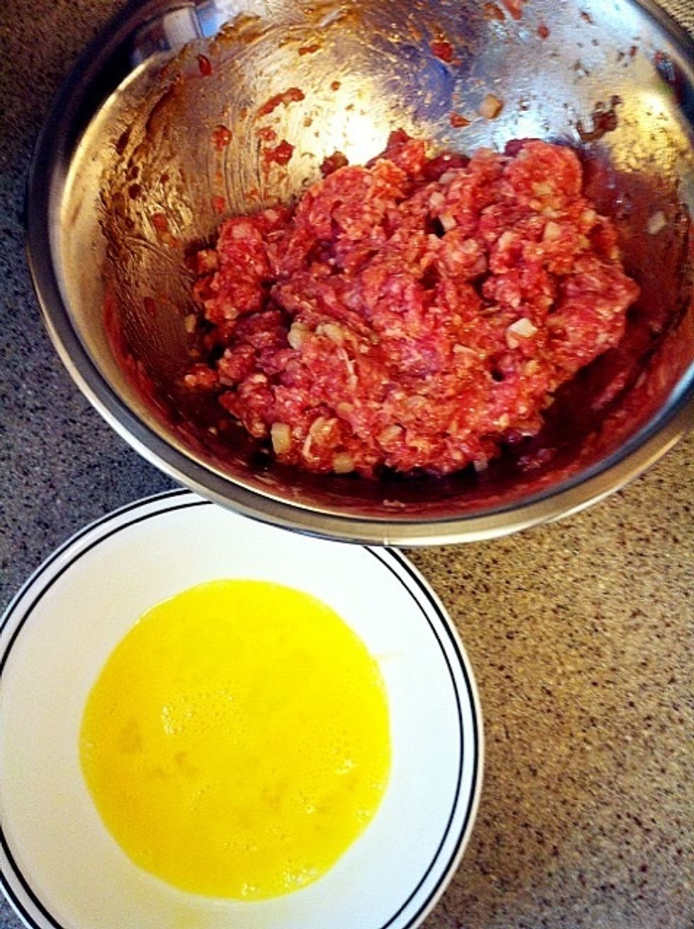 Preserve ground pork with salt, pepper, water chestnut pieced, sesame oil and oyster sauce {estimate the amount of seasoning depends on the potion of ground pork}.  Beat the eggs gently with a fork.