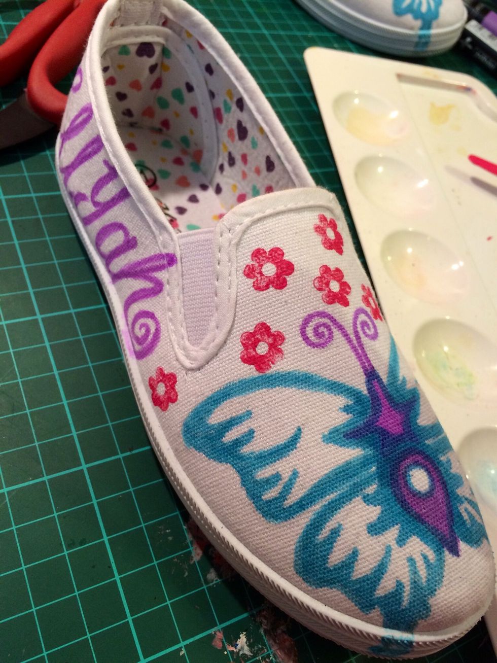 Press firmly onto canvas using one hand inside the shoe to press against
