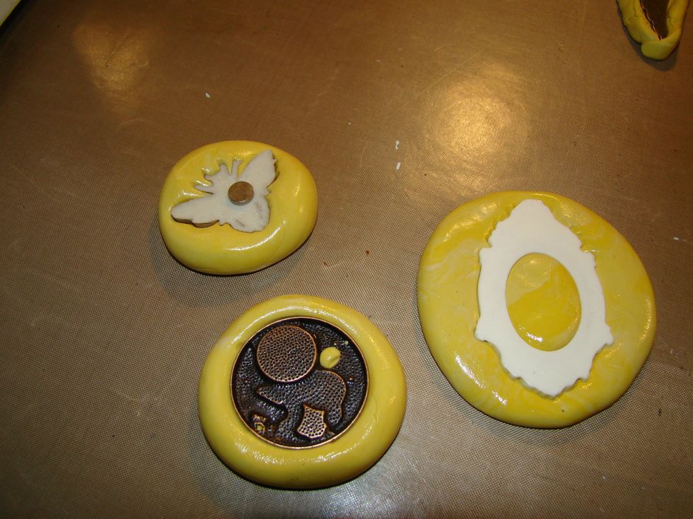 Press flat and push your item into the putty making sure it goes completely up and over the sides. Allow to set for approx. 20 min.