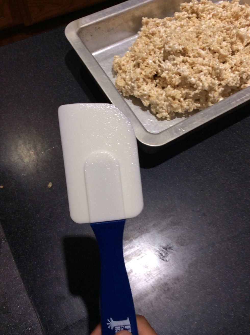 Press on the bottom of the pan with a rubber spatula that has been sprayed with cooking spray.