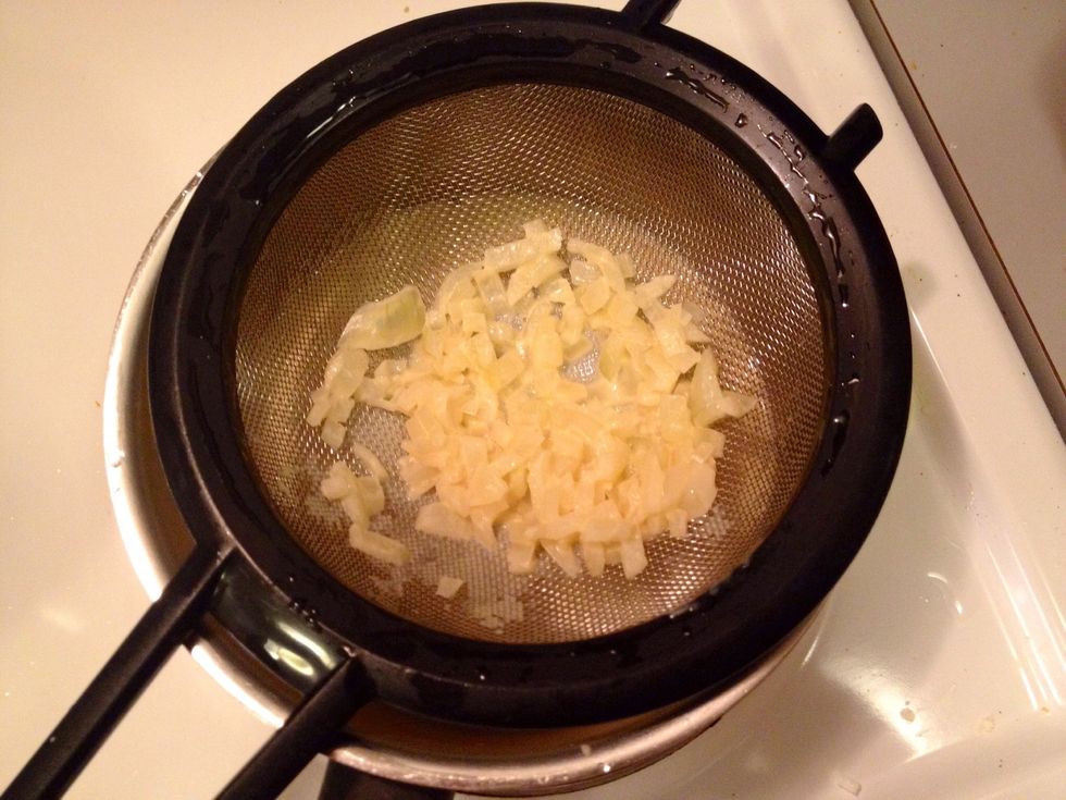 Press the back of a spoon against the onion to not let any sauce remain among the onion pieces.
