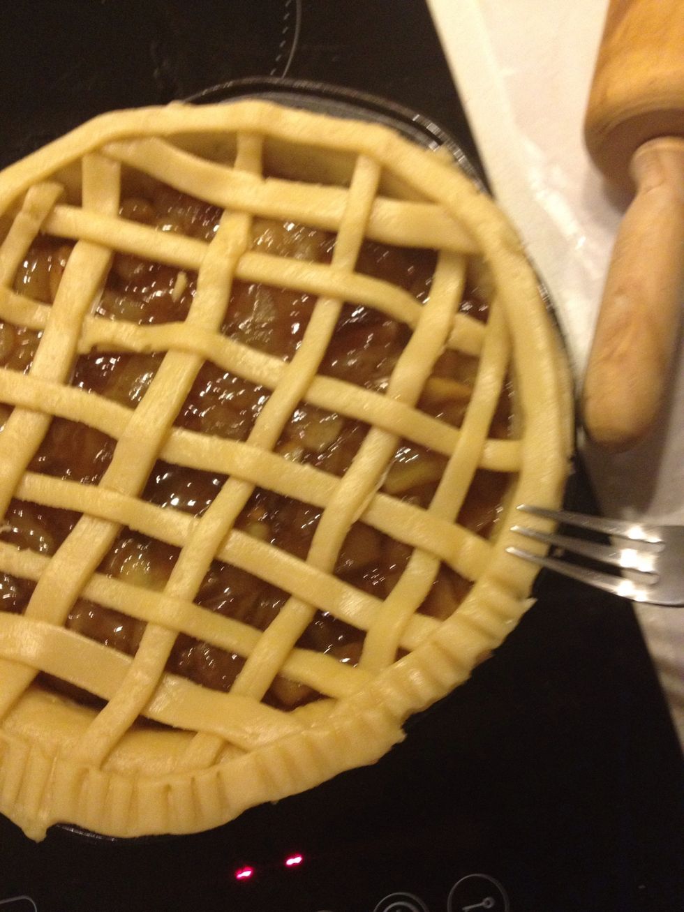 Press the fork on the border strip to seal and decorate the pie.
