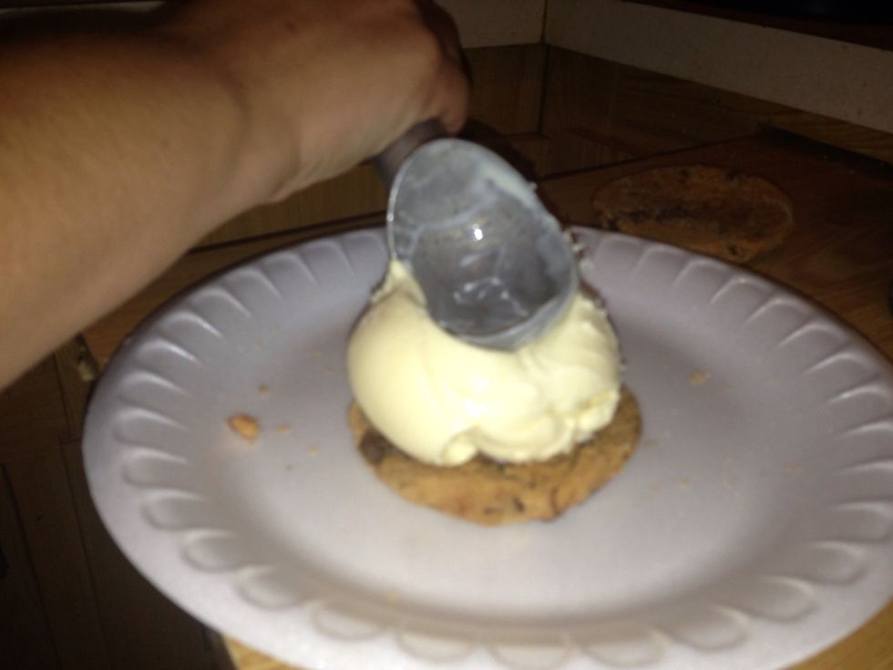 Press the ice cream down with the back of the scoop like this...
