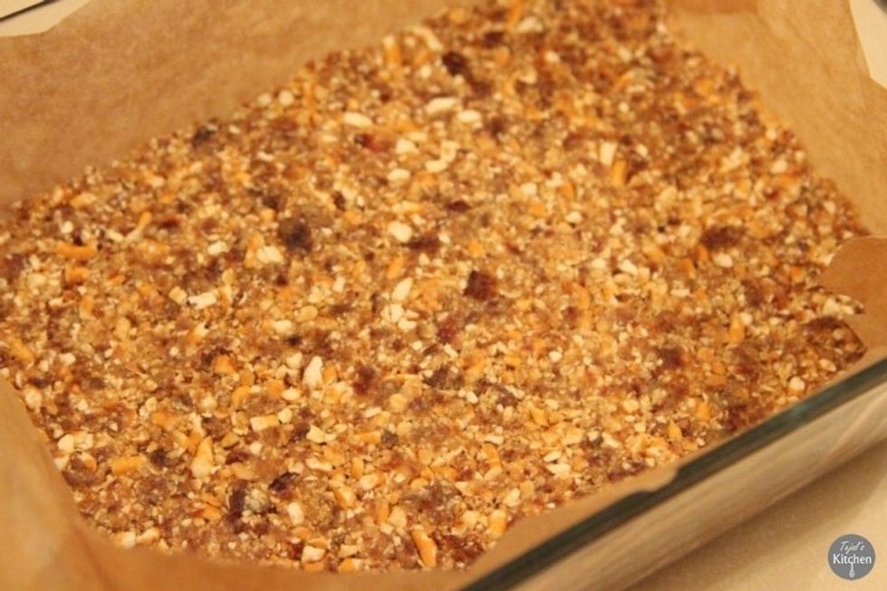 Press the pretzel peanut butter mixture firmly into the tray