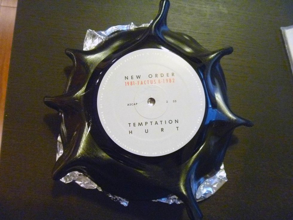 Press the record tightly against the bowl, the record should naturally form a 'starfish' shape . A few minutes later, the record will become hard again.