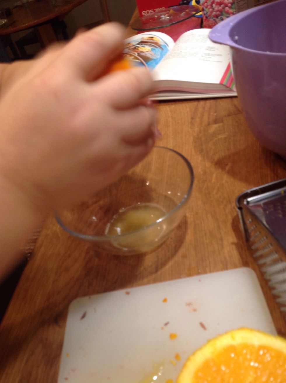 Pressa apelsin saft fr\u00e5n samma apelsin som du rev skal i fr\u00e5n. Press the Orange juice from same Orange.