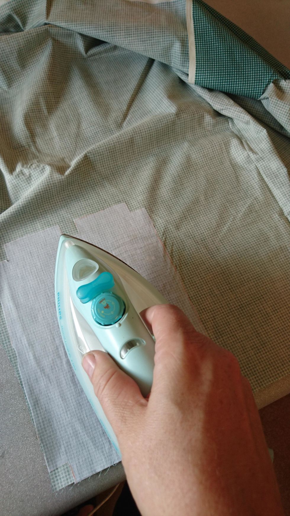 Pressa fast. H\u00e5ll strykj\u00e4rnet och r\u00e4kna till 8 sekunder.