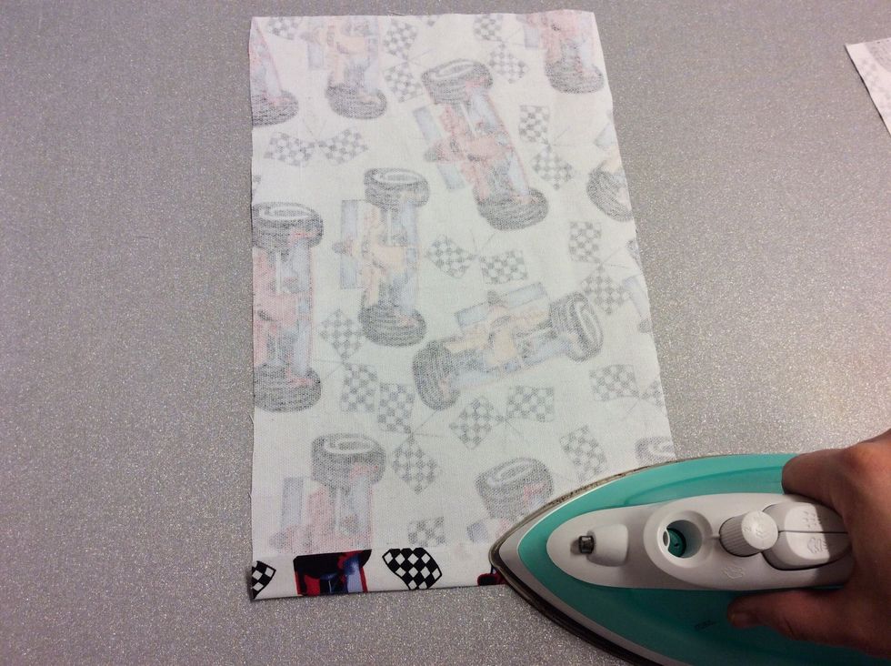 Pressa in dessa 2 cm med strykj\u00e4rnet. Vik en g\u00e5ng till och pressa igen. Kanten ska nu vara dubbelvikt.