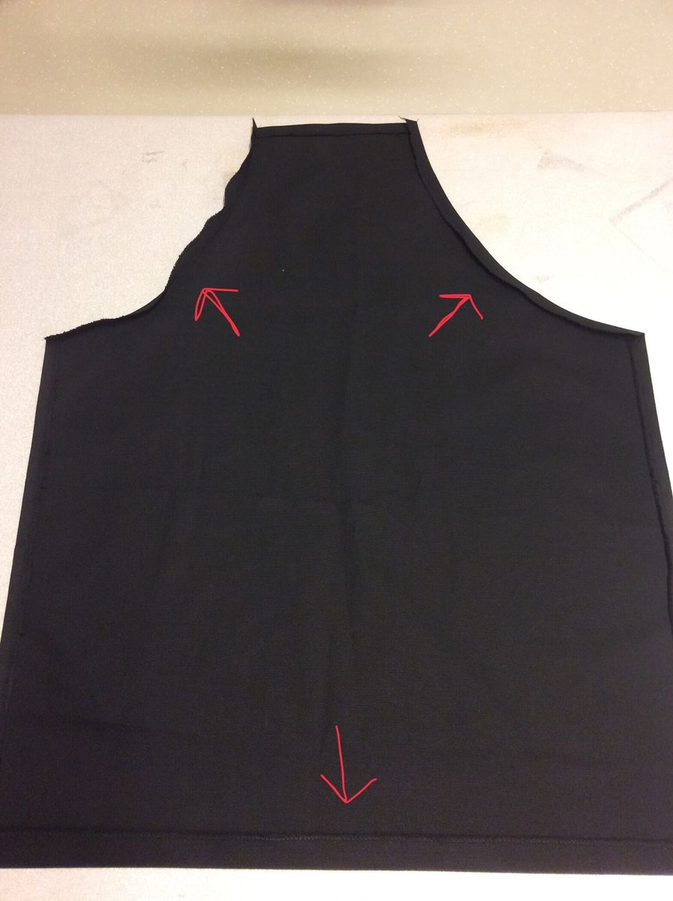 Pressa nu in 1 cm mot baksidan med strykj\u00e4rnet p\u00e5 de 3 sidorna du har kvar. Se pilarna och titta \u00e4ven p\u00e5 n\u00e4sta bild.