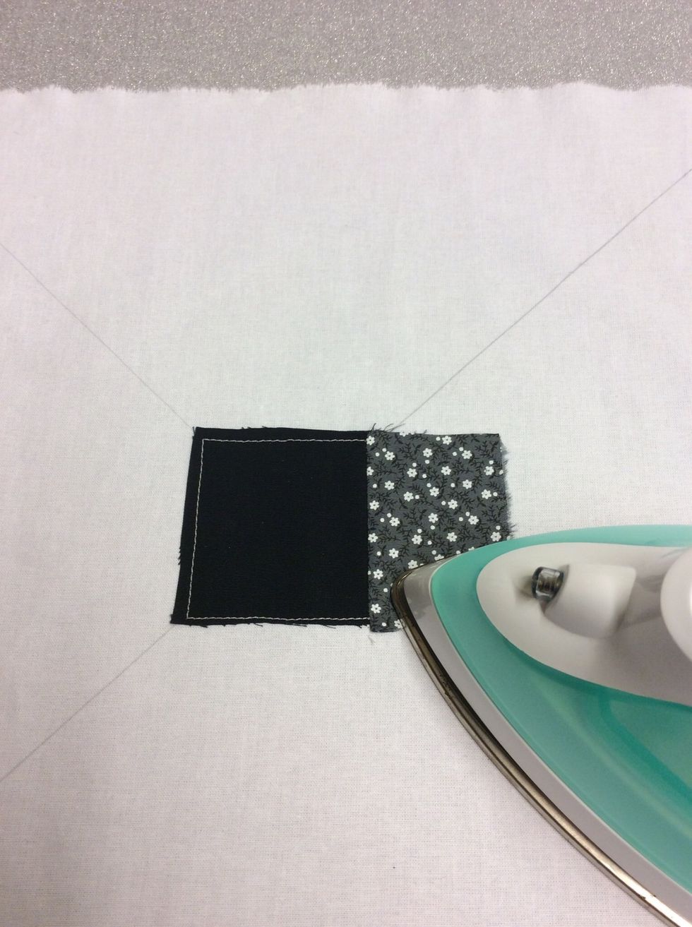 Pressa p\u00e5 s\u00f6mmen med strykj\u00e4rnet.