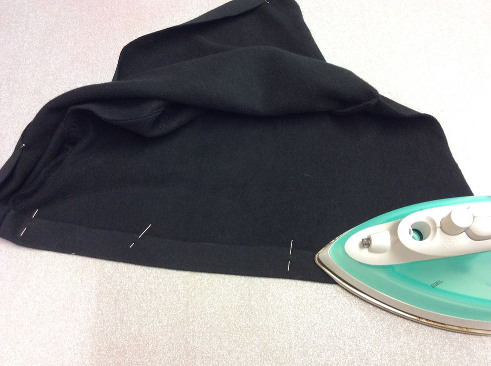 Pressa (stryk) p\u00e5 den vikta kanten.