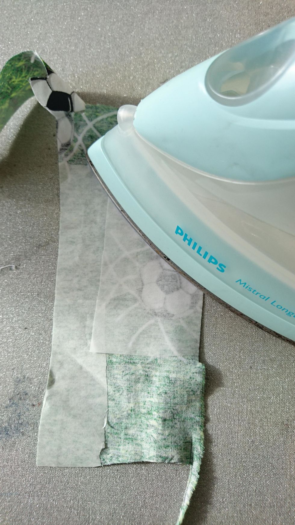 Pressa vliesofix p\u00e5 avigsidan av m\u00e4rket. R\u00e4kna till 7 sekunder.