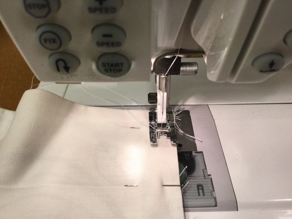 Pressarfoten i kanten. F\u00e4st tr\u00e5den i b\u00f6rjan och i slutet.