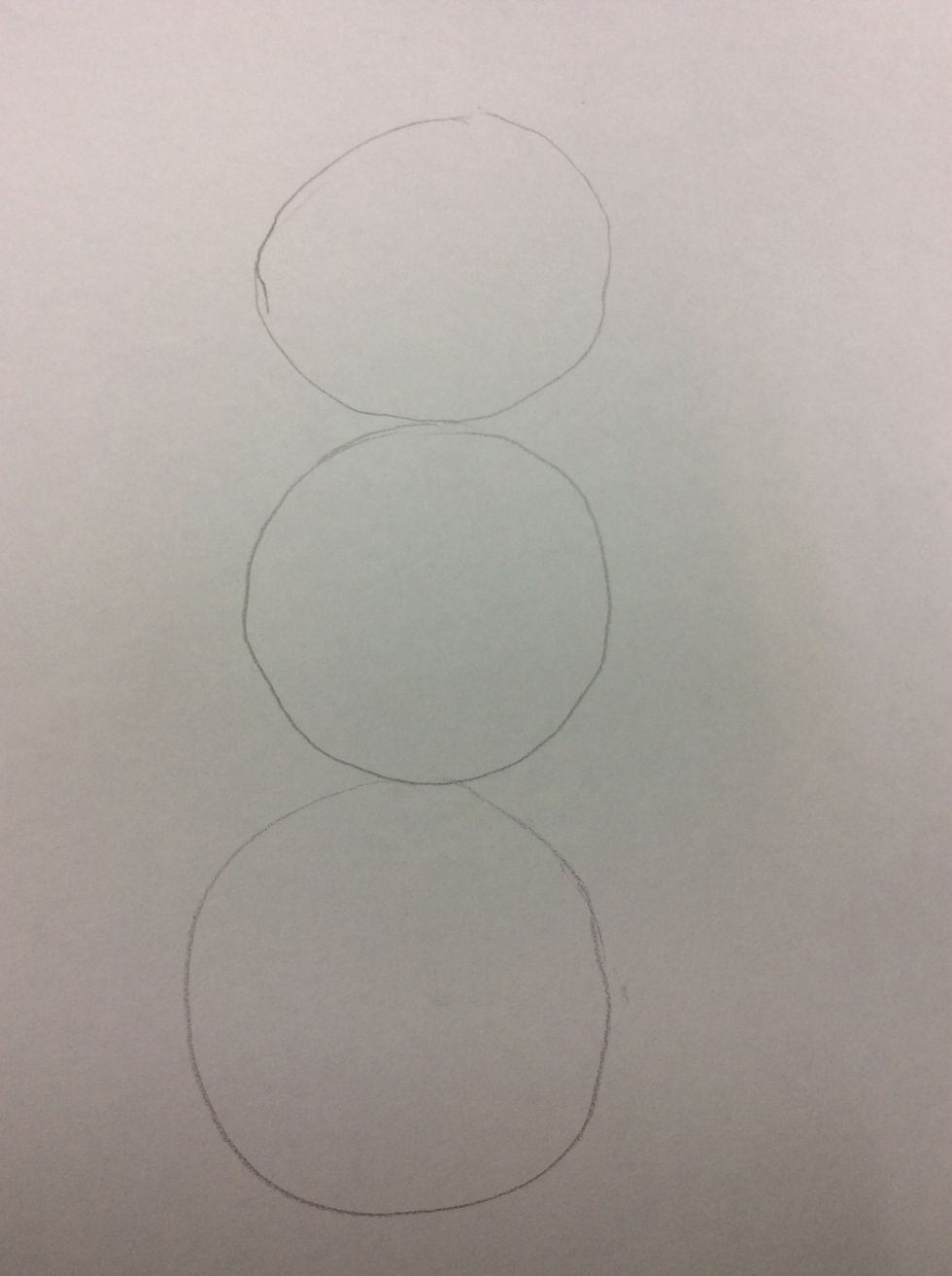 Primeiro: desenhe tr\u00eas c\u00edrculos verticalmente do mesmo tamanho.