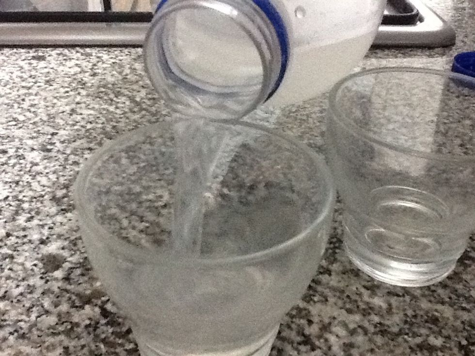 Primer de tot posem la beguda dintre els gots fins omplir-los