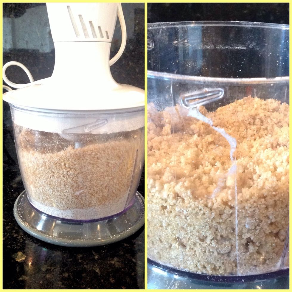 Procesa la mezcla hasta que tenga un aspecto arenoso