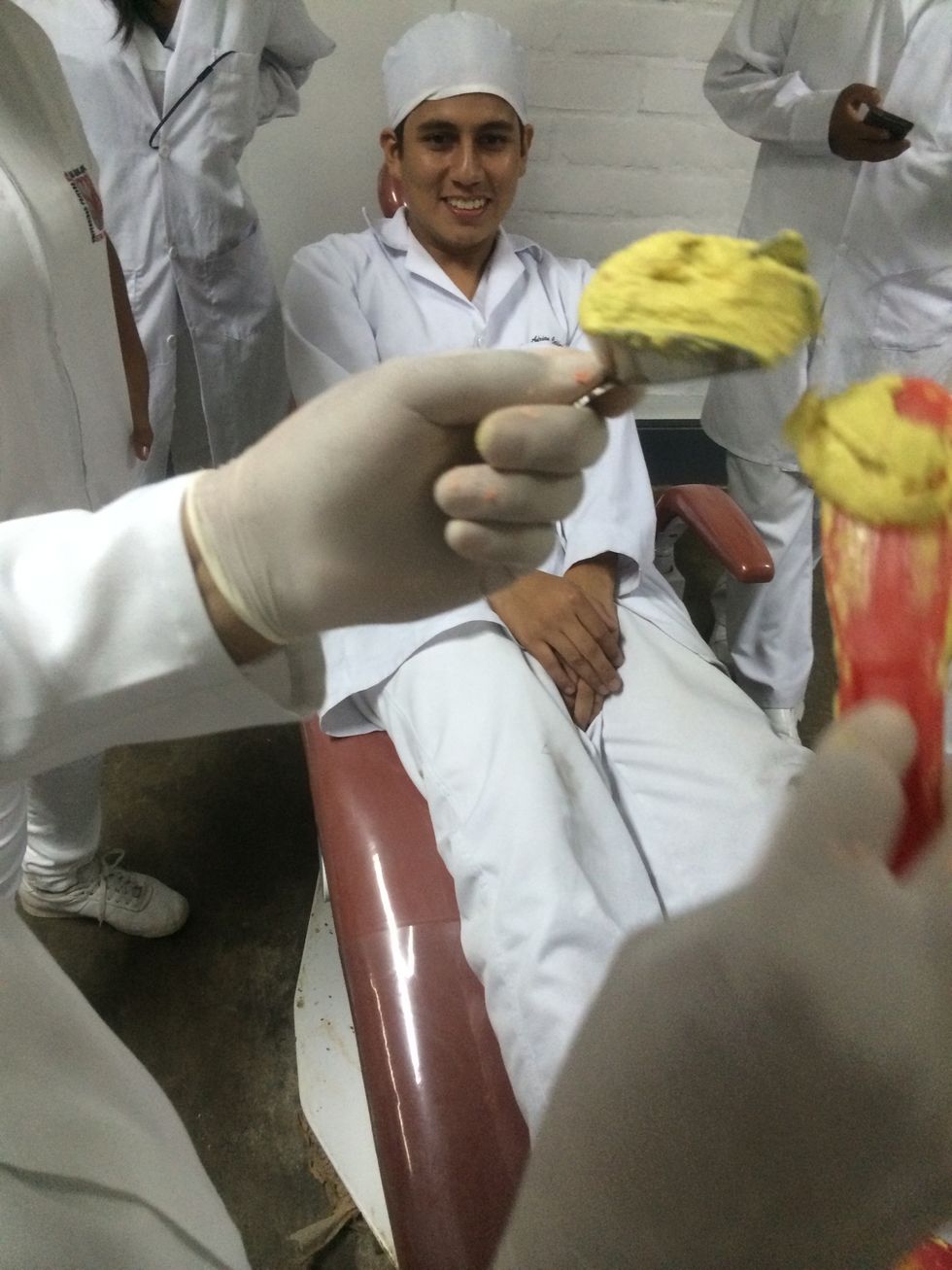 Procure levantar todo el alginato en la espatula y cargue la cubeta