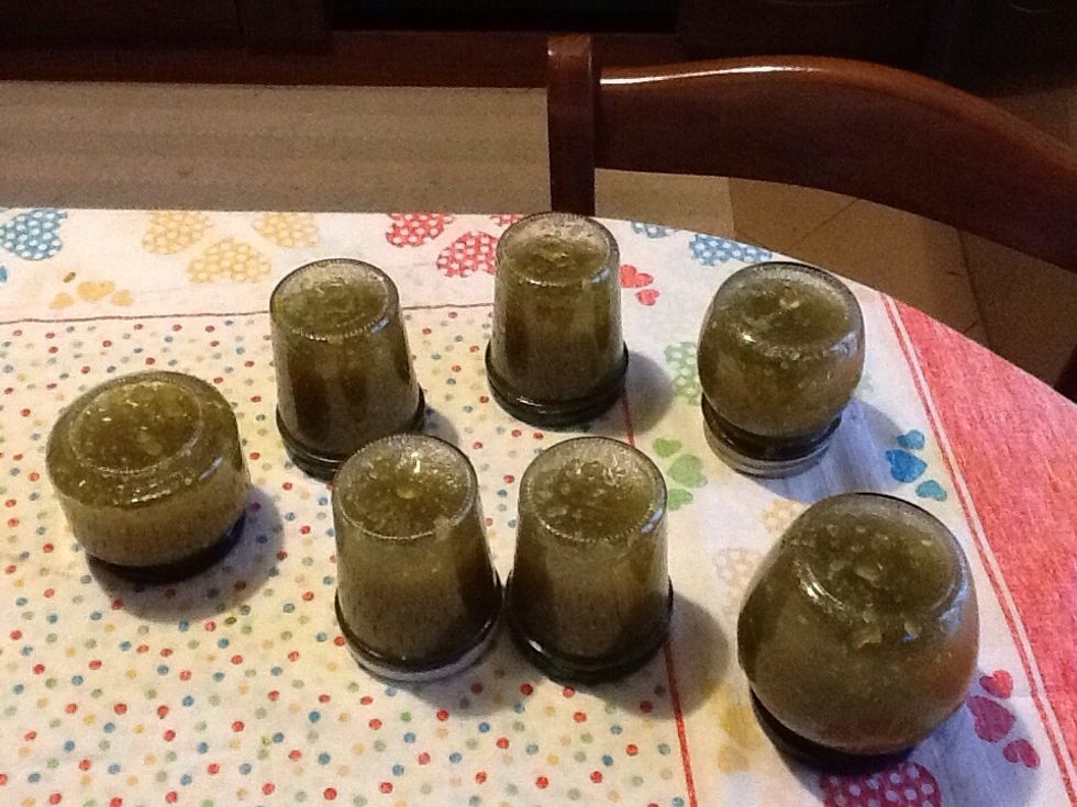 Proprio tutti. Lasciare raffreddare senza muoverli Consumare entro due mesi e tenere in frigo quando aperti. And leave the pots until They are cold. Eat within 2 months and when Open keep in fridge