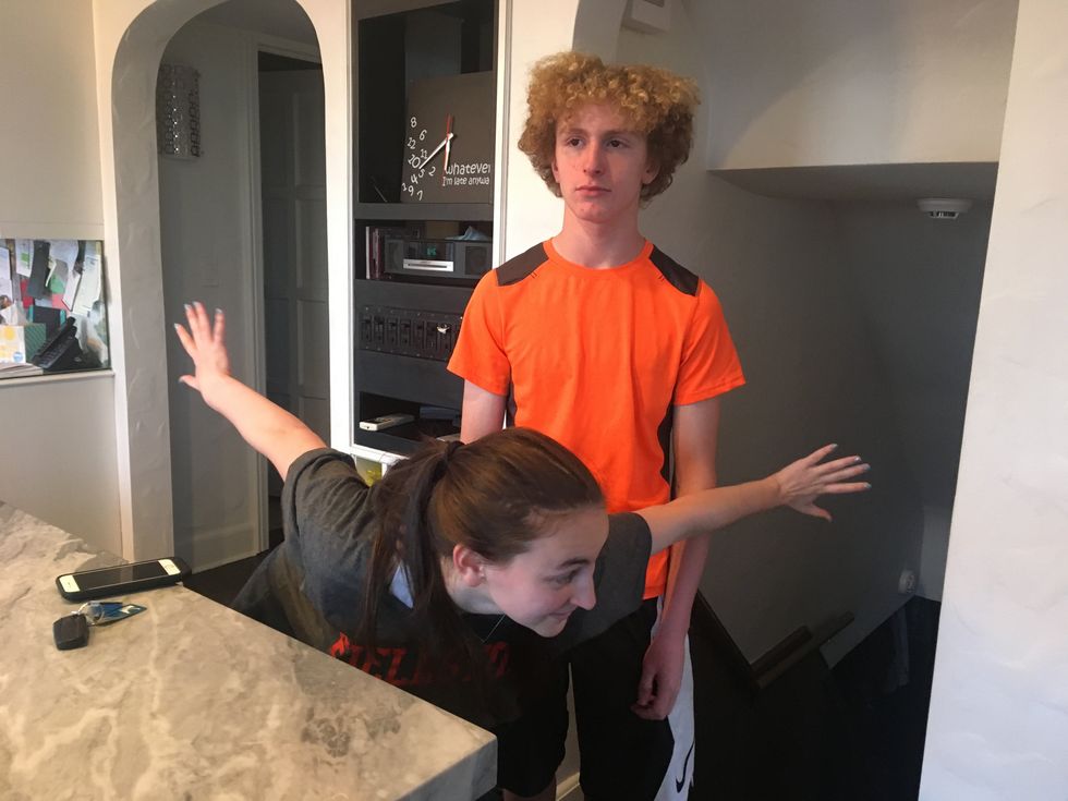 Proteja a su hermanito.