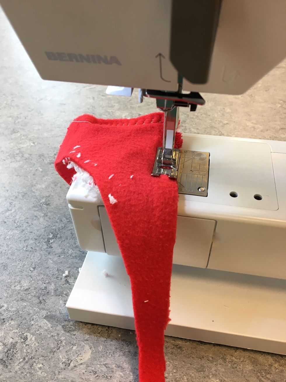 Provsy med s\u00f6m nr 7 i tv\u00e5 spillbitar (n\u00e5gra du inte beh\u00f6ver och \u00e4nd\u00e5 ska sl\u00e4nga). Sy med pressarfotens kant mot tygets kant.